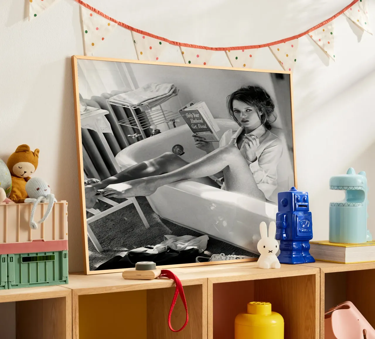 Poster Kate Moss che legge nella vasca da bagno poster con telaio in alluminio da vintgeseyn