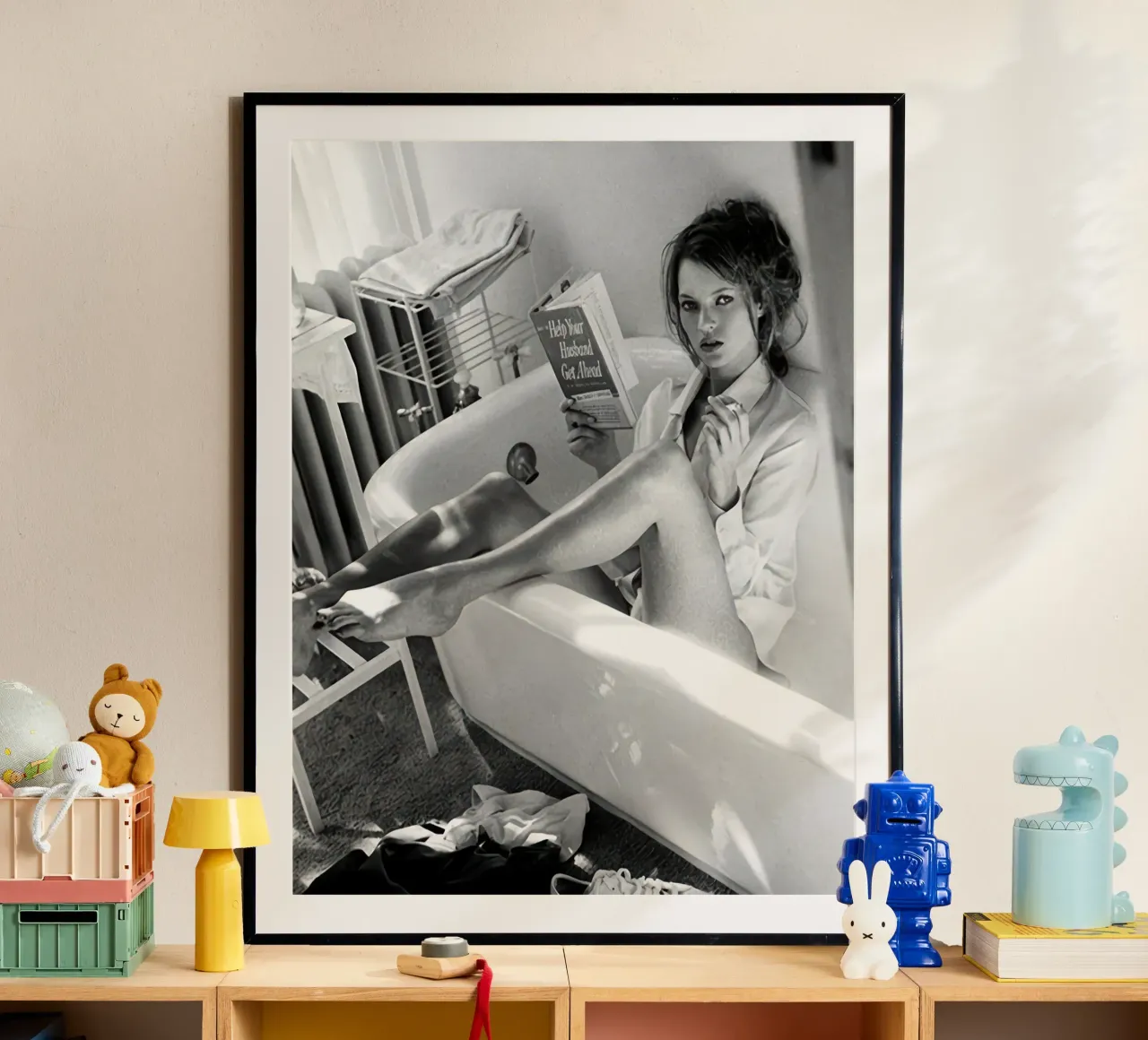 Poster Kate Moss che legge nella vasca da bagno poster con telaio in alluminio da vintgeseyn