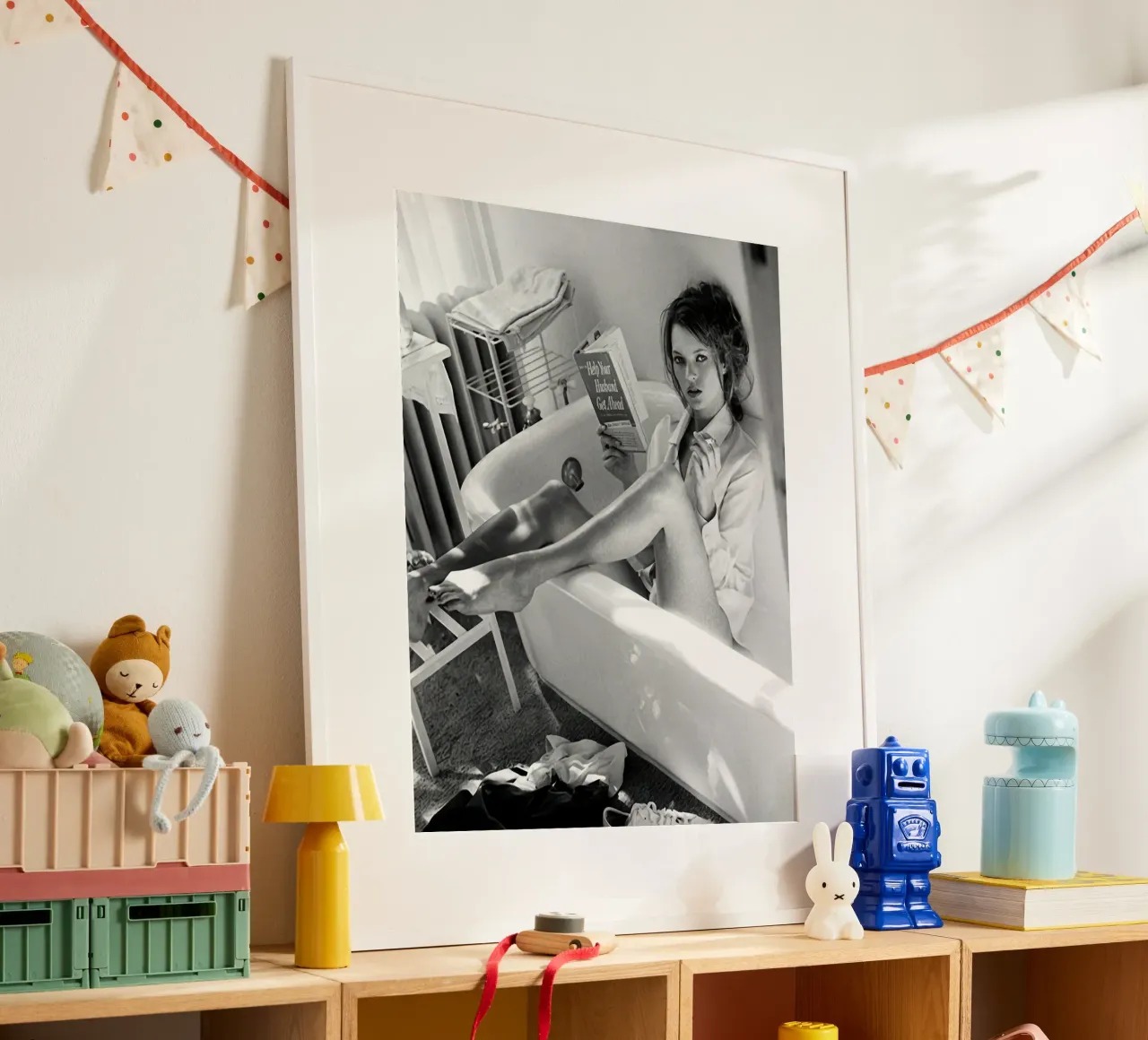Poster Kate Moss che legge nella vasca da bagno poster con telaio in alluminio da vintgeseyn