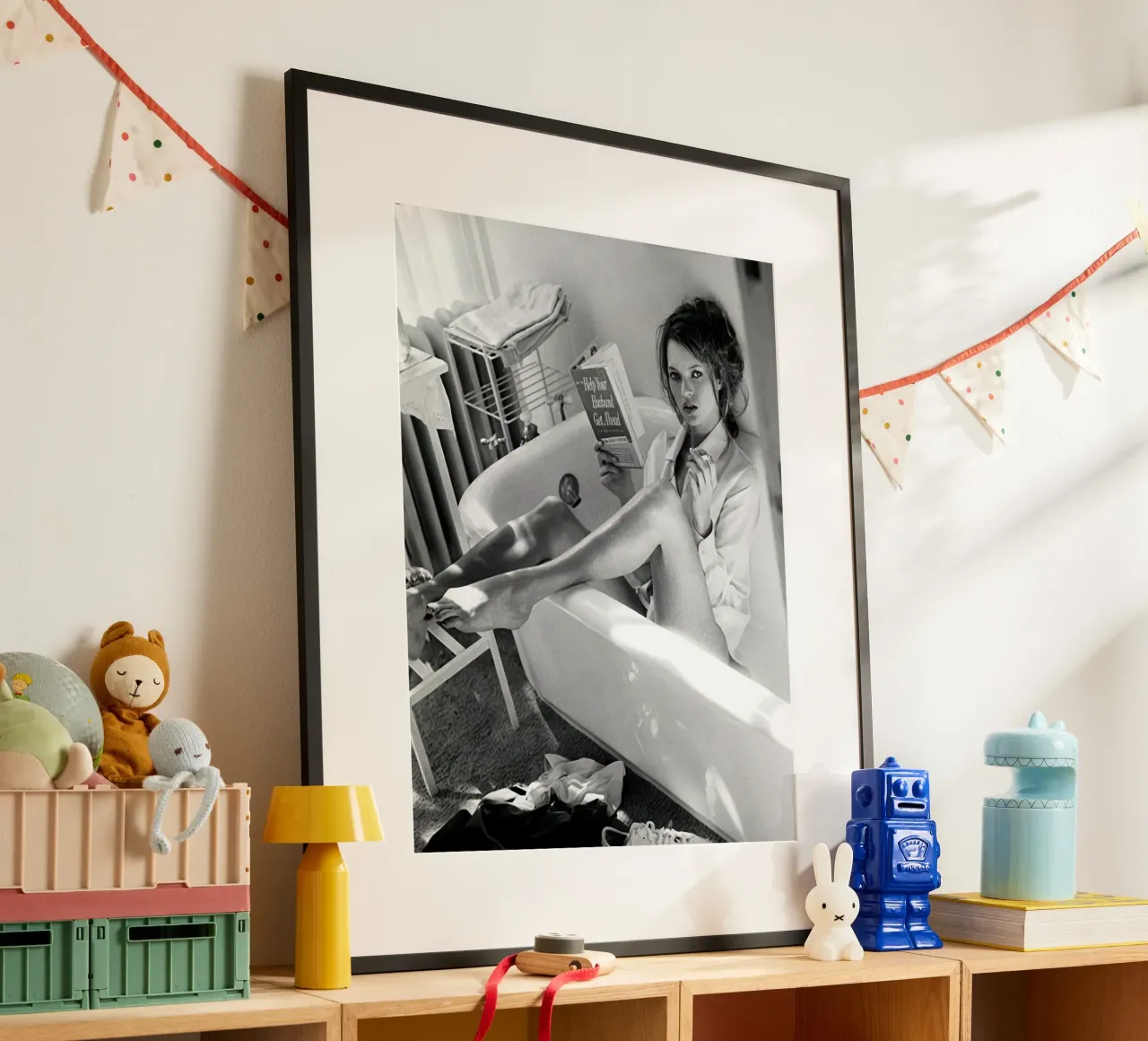 Poster Kate Moss che legge nella vasca da bagno poster con telaio in alluminio da vintgeseyn