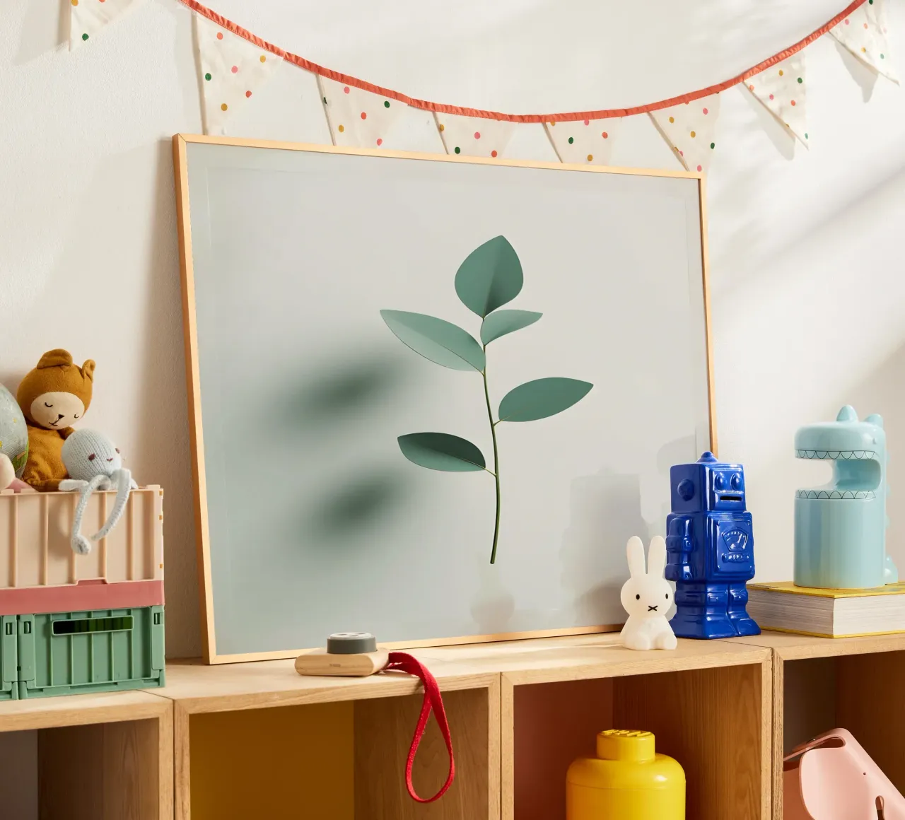 Foglie di eucalipto poster con telaio in legno da The Green Room