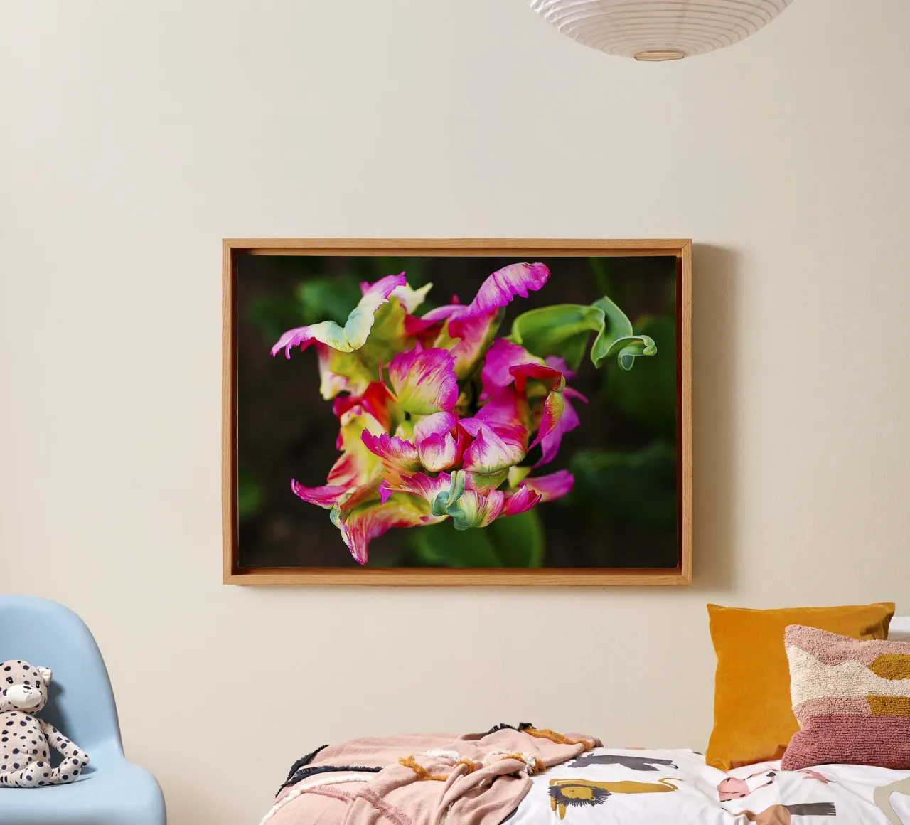 Pétalos arremolinados - Primer plano de una flor abstracta lienzo con Marco flotante de jay
