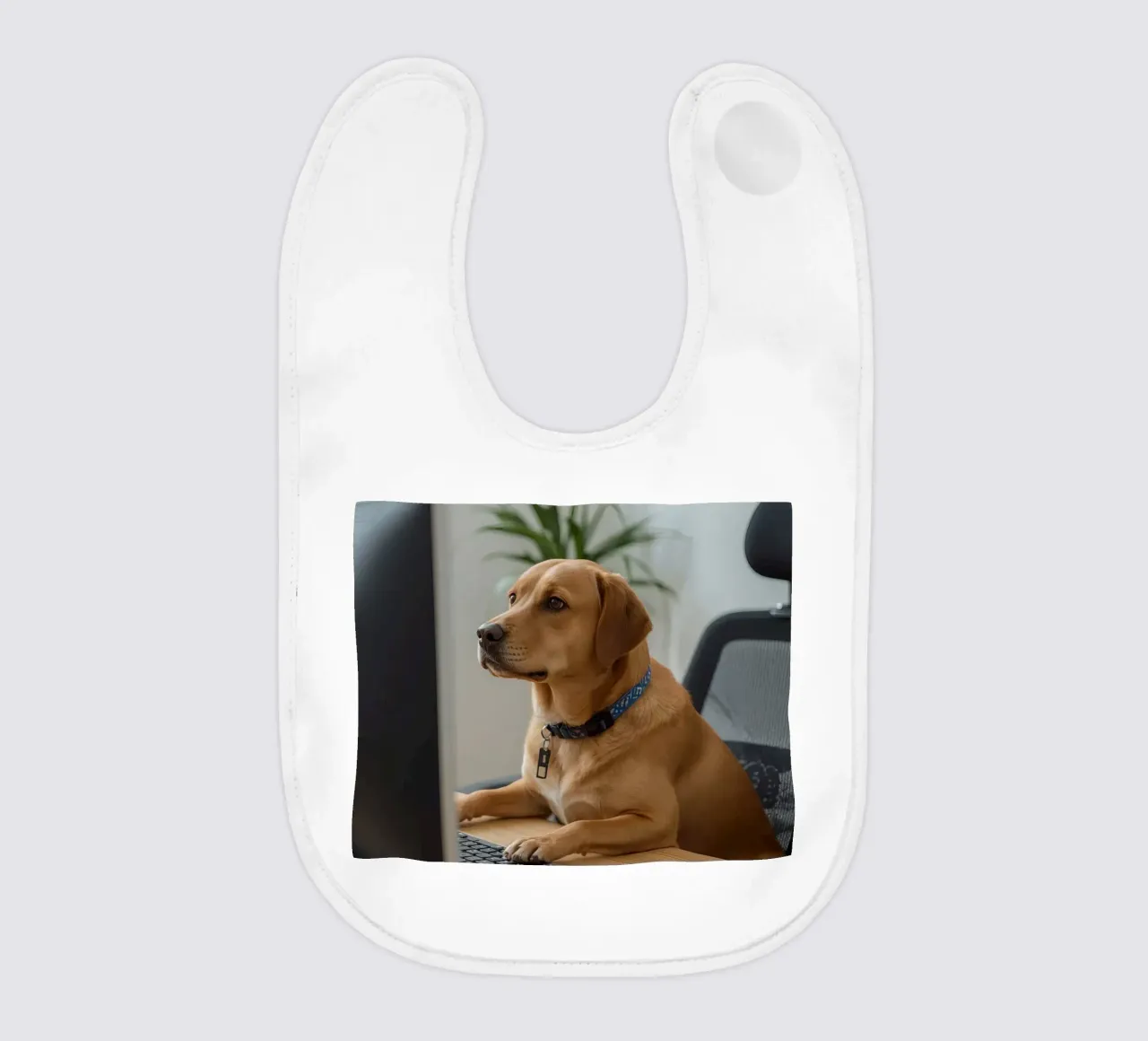Cane seduto al computer a scrivere bavaglino da DesignDoodle