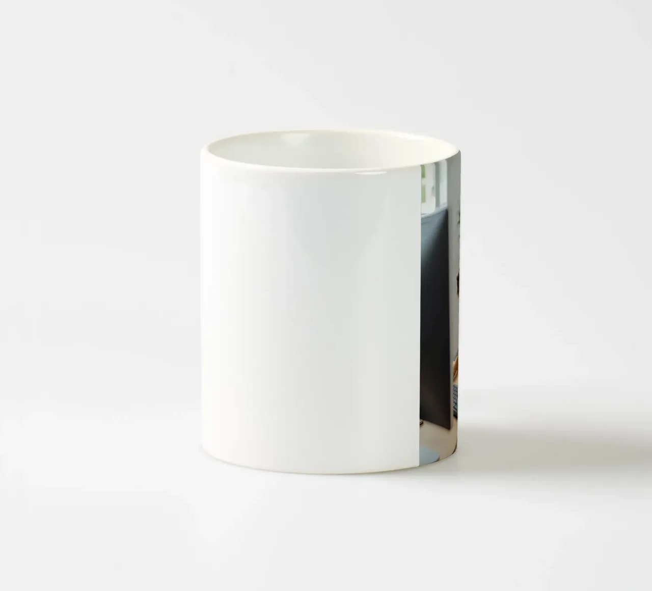 Cane seduto al computer a scrivere tazza in ceramica da DesignDoodle