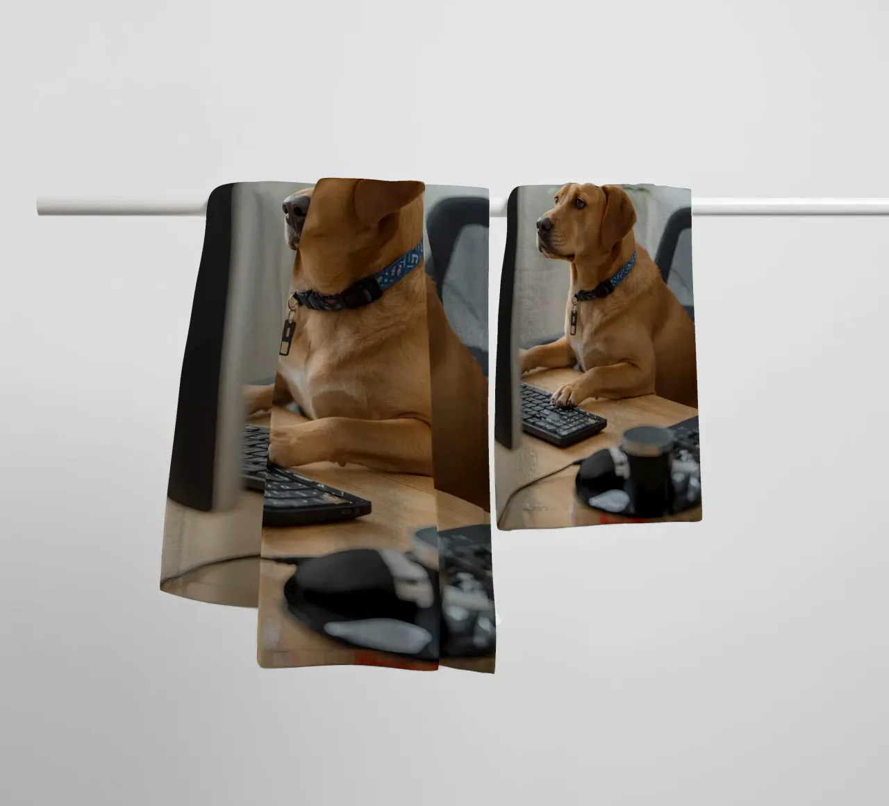 Chien assis devant un ordinateur en train de taper serviette de bain de DesignDoodle