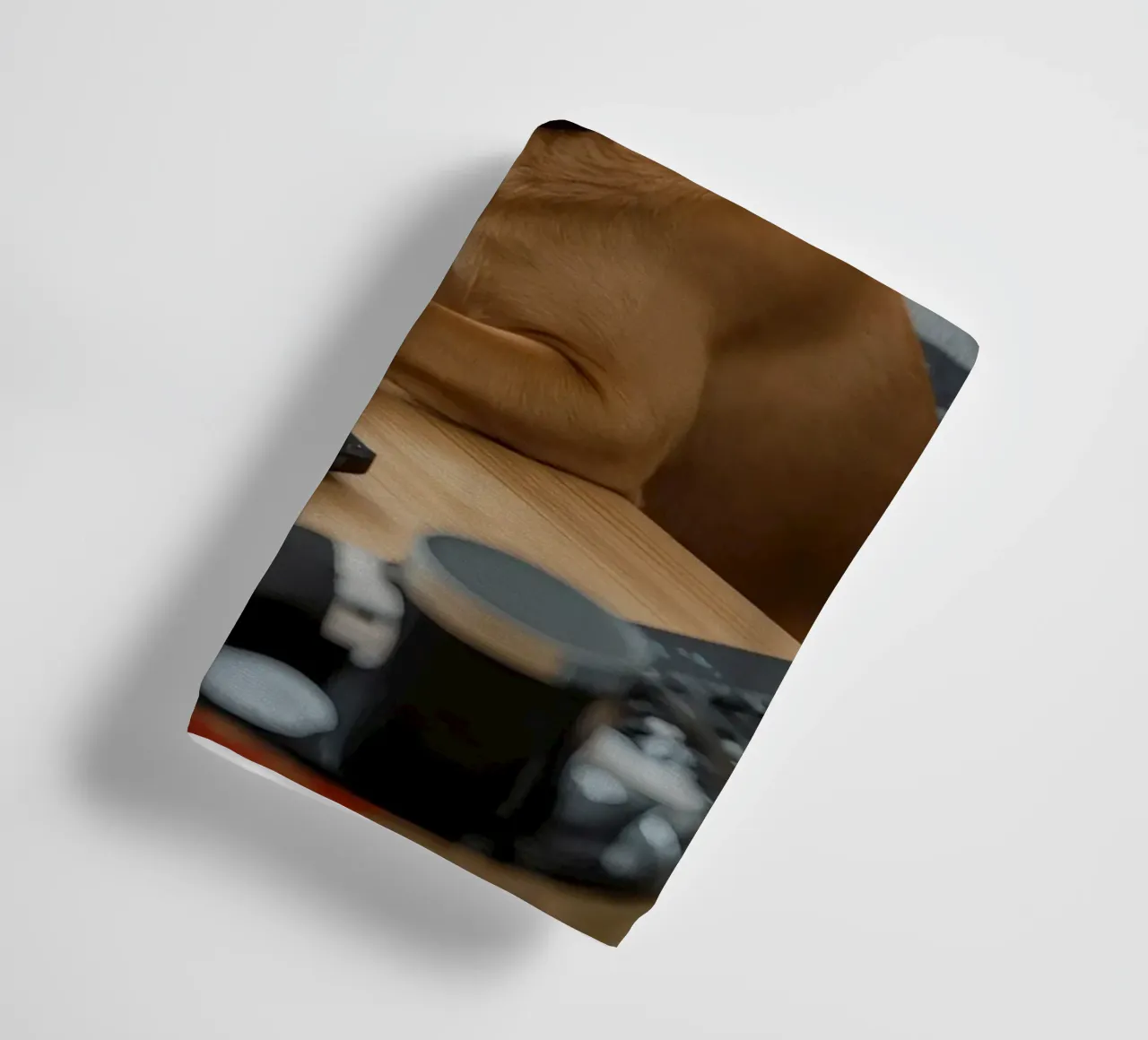 Chien assis devant un ordinateur en train de taper serviette de bain de DesignDoodle