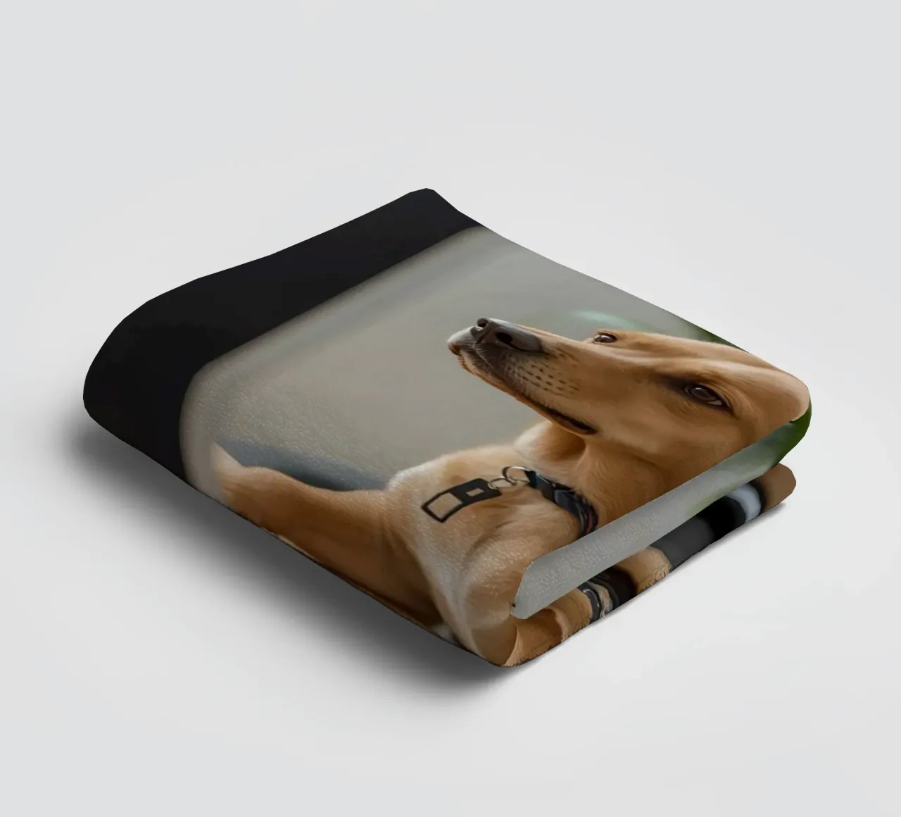 Chien assis devant un ordinateur en train de taper serviette de bain de DesignDoodle