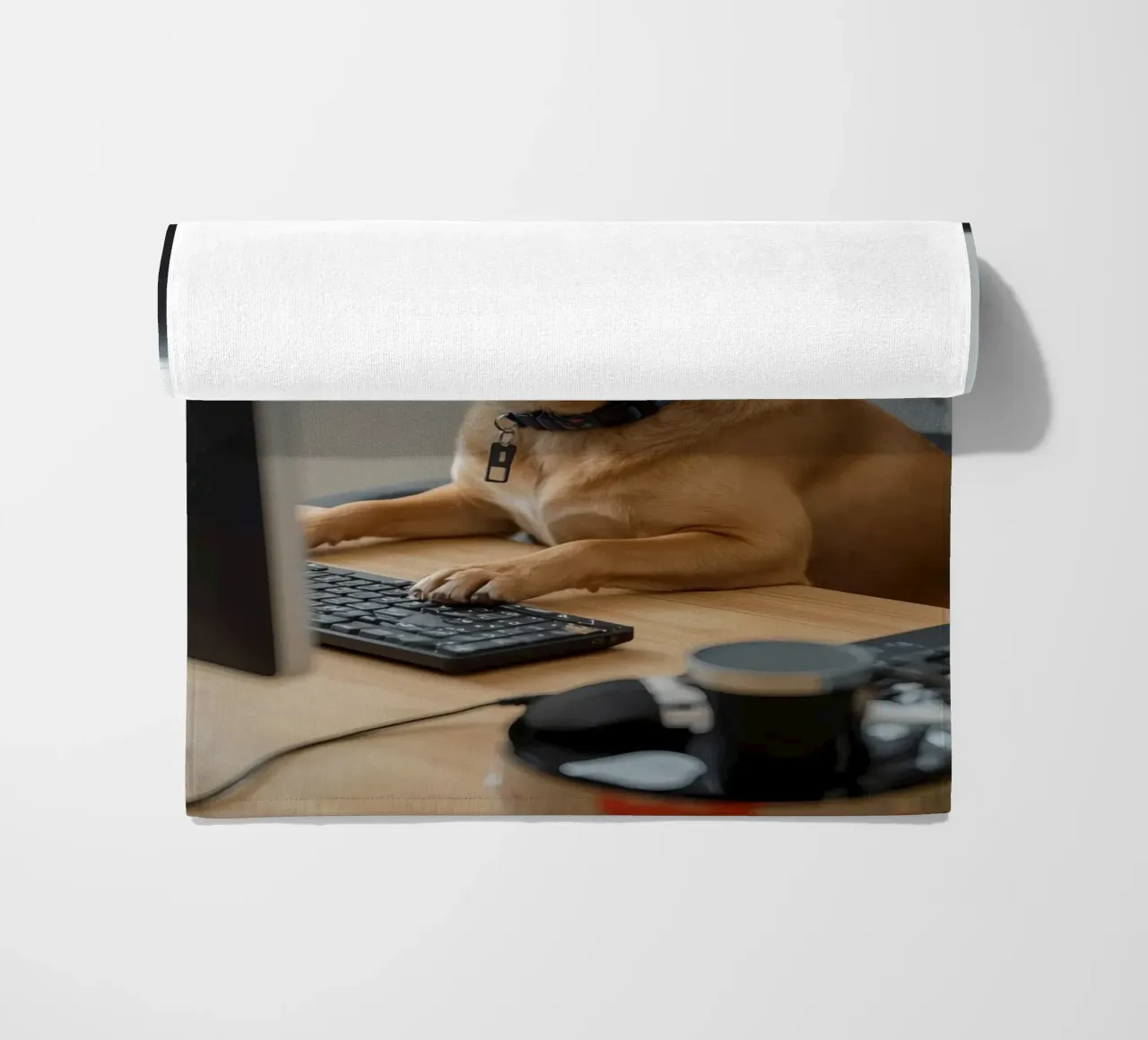 Cane seduto al computer a scrivere telo mare da DesignDoodle