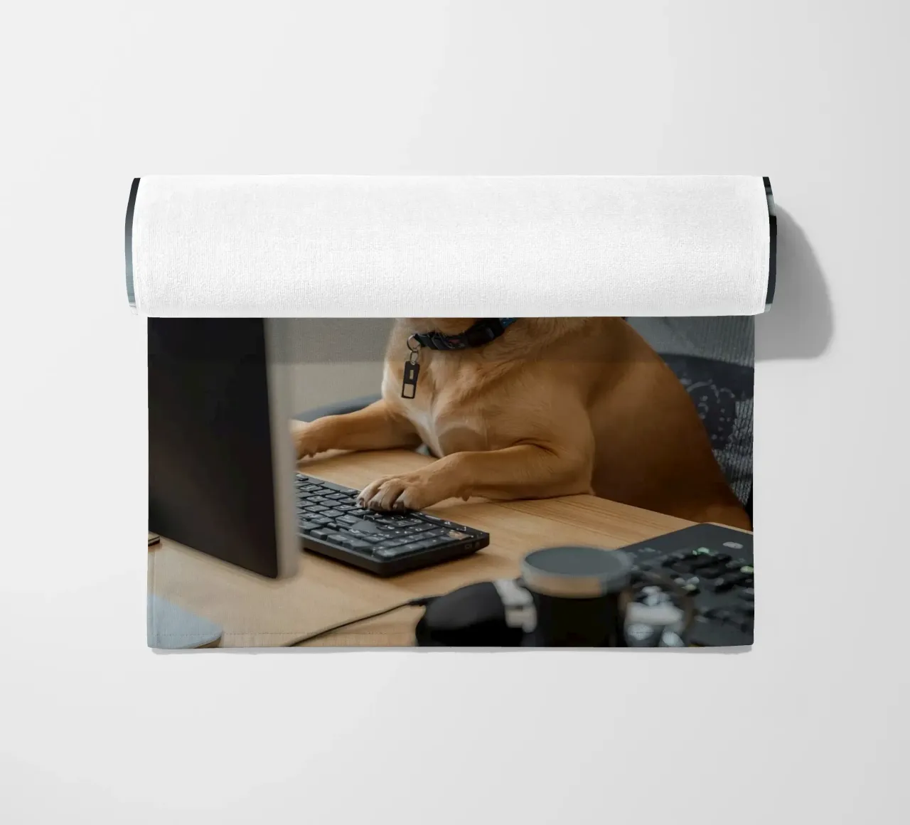 Cane seduto al computer a scrivere telo mare da DesignDoodle