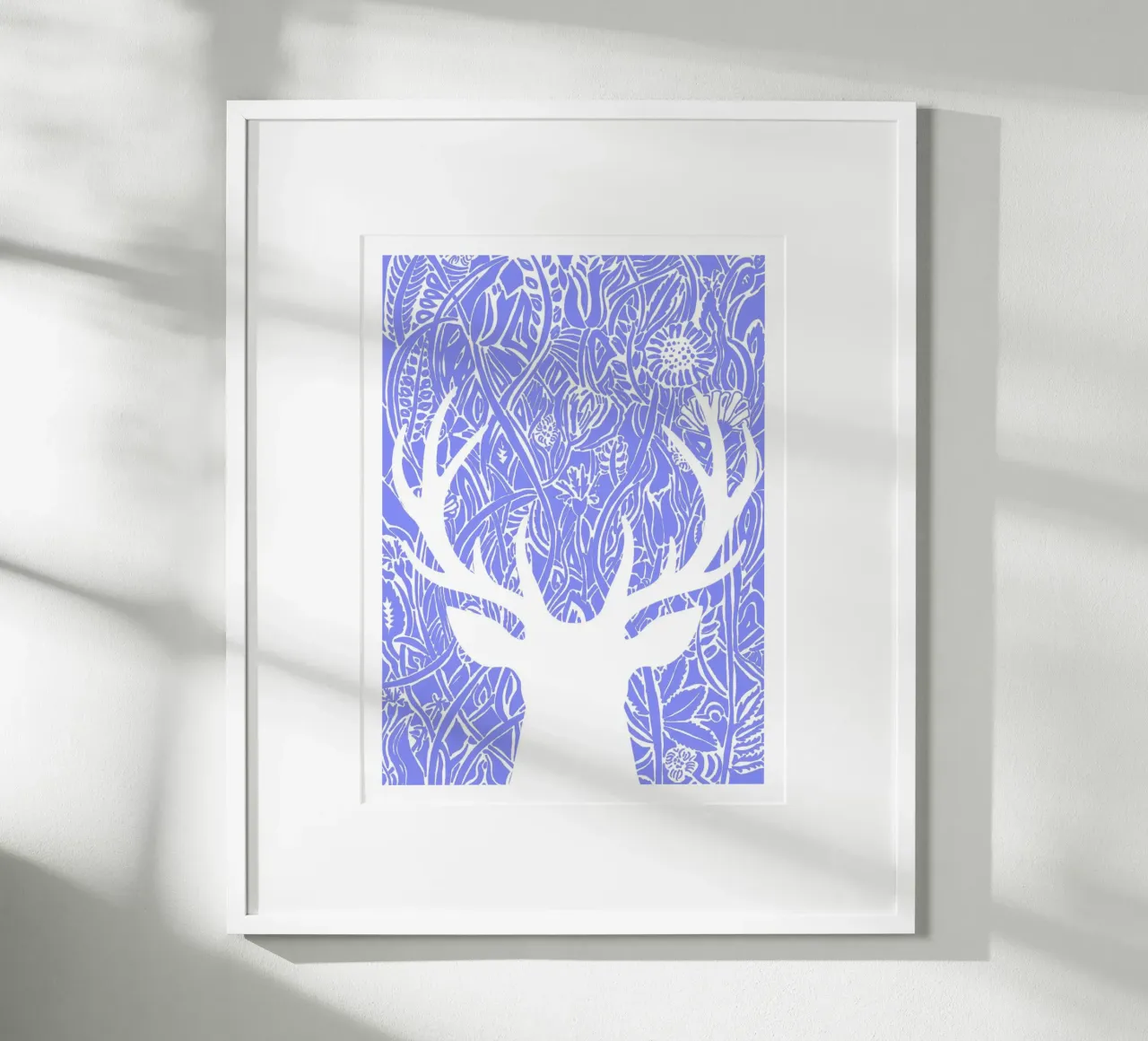 Cervo bianco - viticci dei fiori poster con telaio in plastica da PaperLine Art