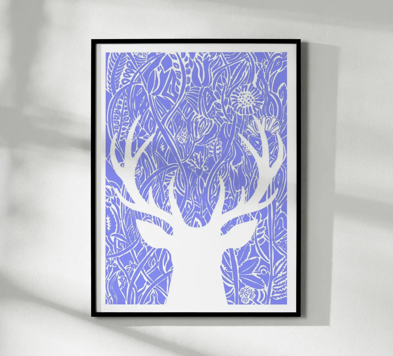 Cervo bianco - viticci dei fiori poster con telaio in plastica da PaperLine Art