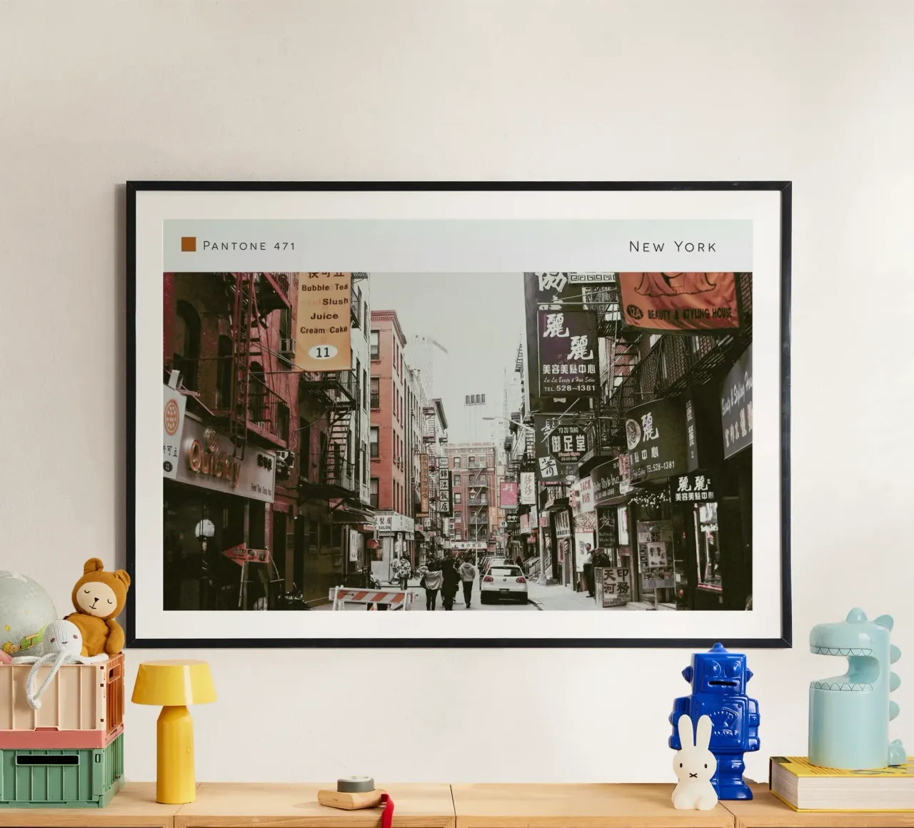 New York Pantone 471 poster con telaio in legno da In Full Color