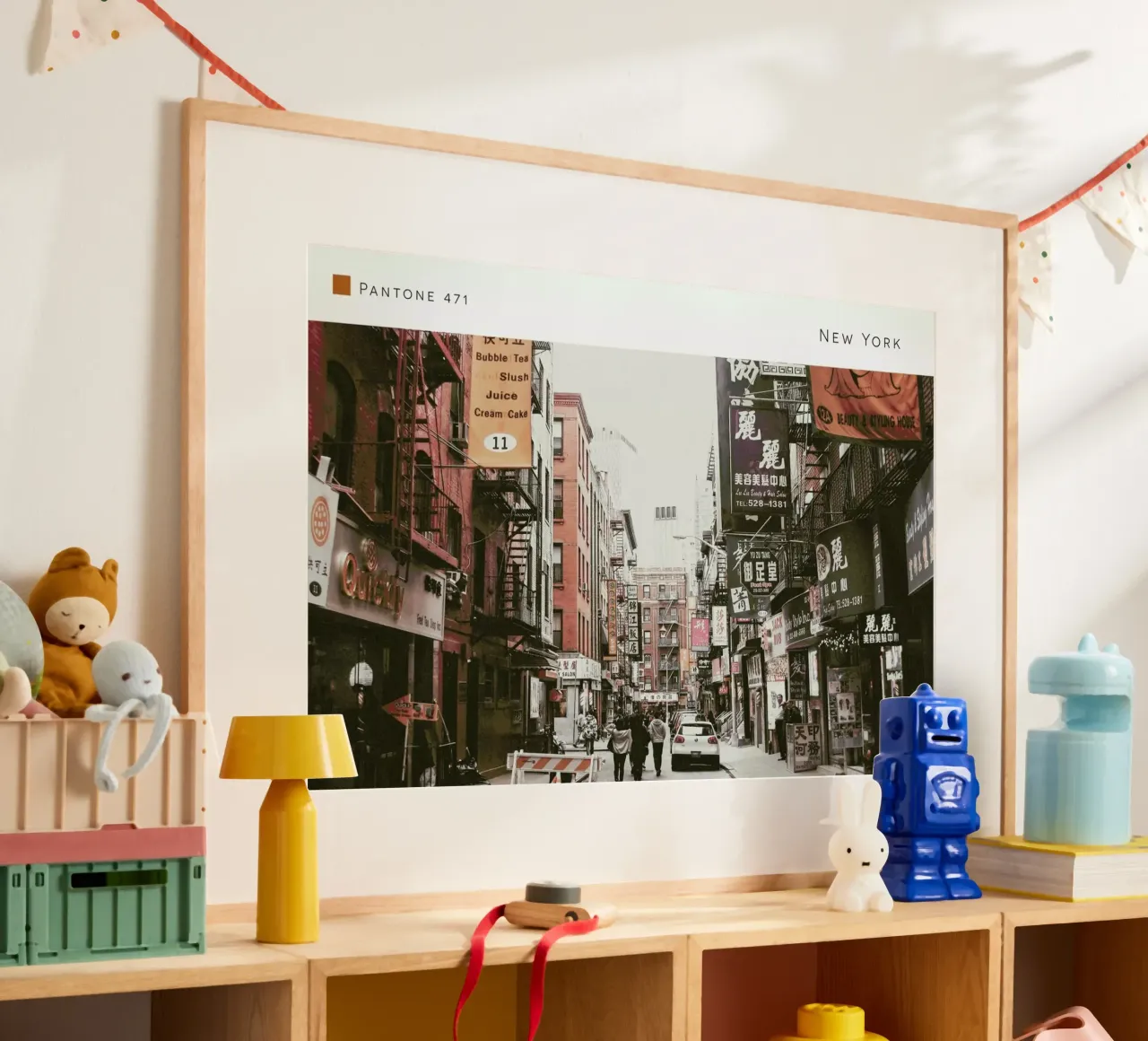 New York Pantone 471 poster con telaio in legno da In Full Color