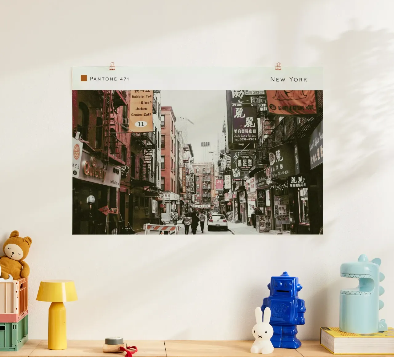 New York Pantone 471 poster con telaio in legno da In Full Color