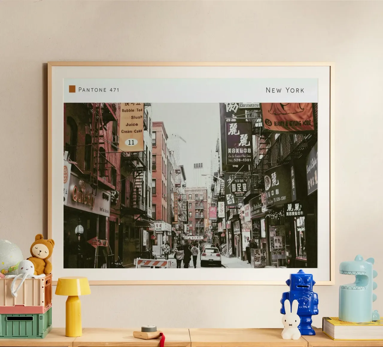 New York Pantone 471 poster con telaio in legno da In Full Color
