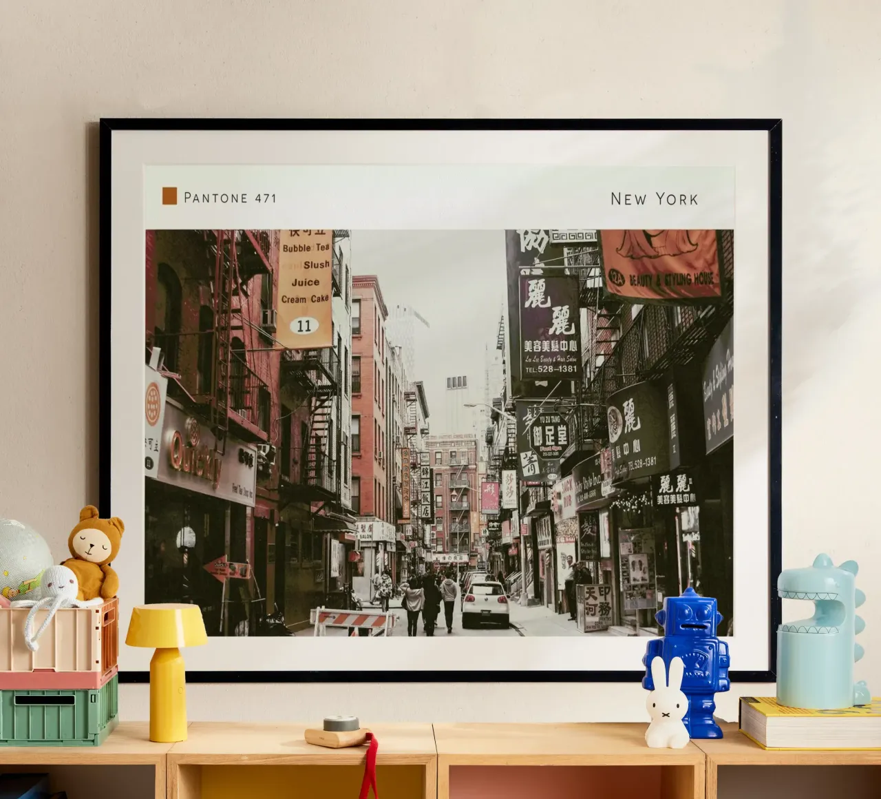 New York Pantone 471 poster con telaio in legno da In Full Color
