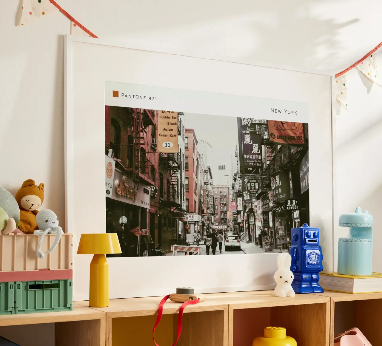 New York Pantone 471 poster con telaio in legno da In Full Color