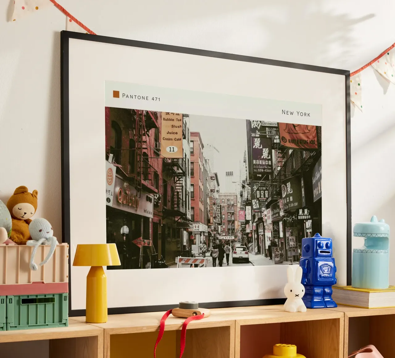 New York Pantone 471 poster con telaio in legno da In Full Color