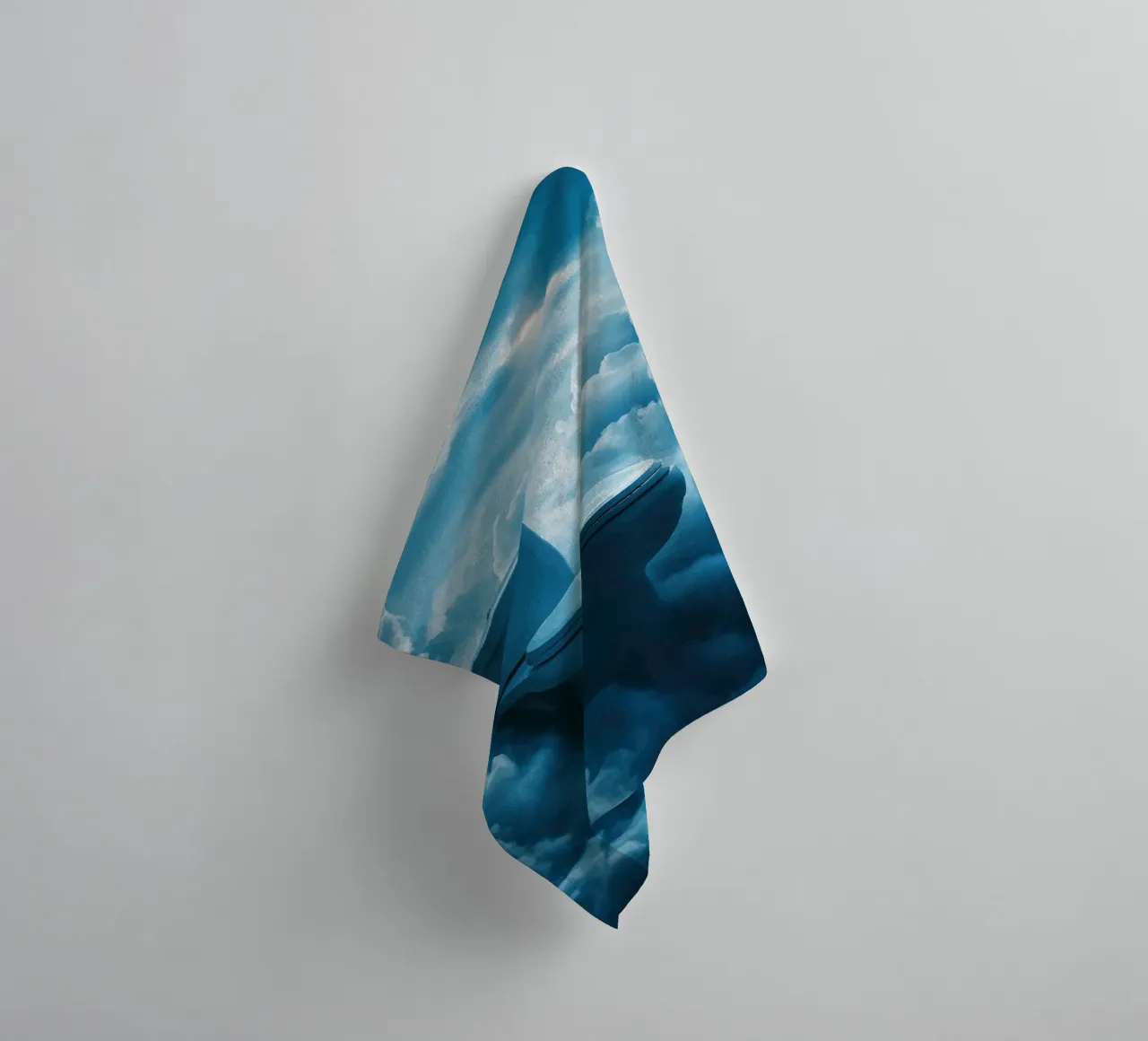 WC celeste in un mare di nuvole asciugamano da bagno da pixelbull - medieval art and more