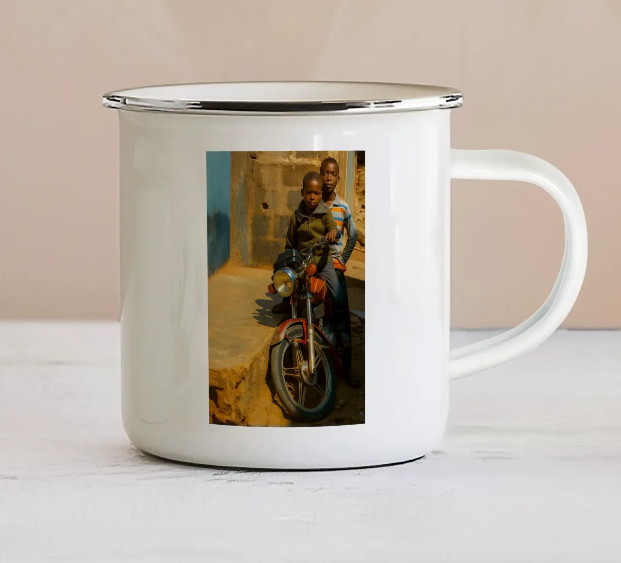 due bambini in sella a una vecchia moto tazza in smalto da landtengs