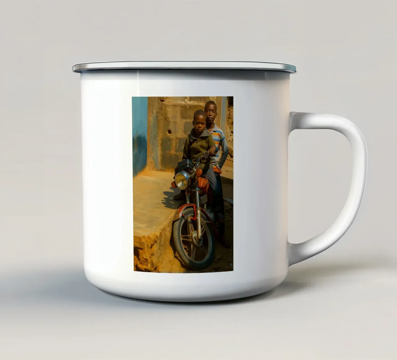 due bambini in sella a una vecchia moto tazza in smalto da landtengs