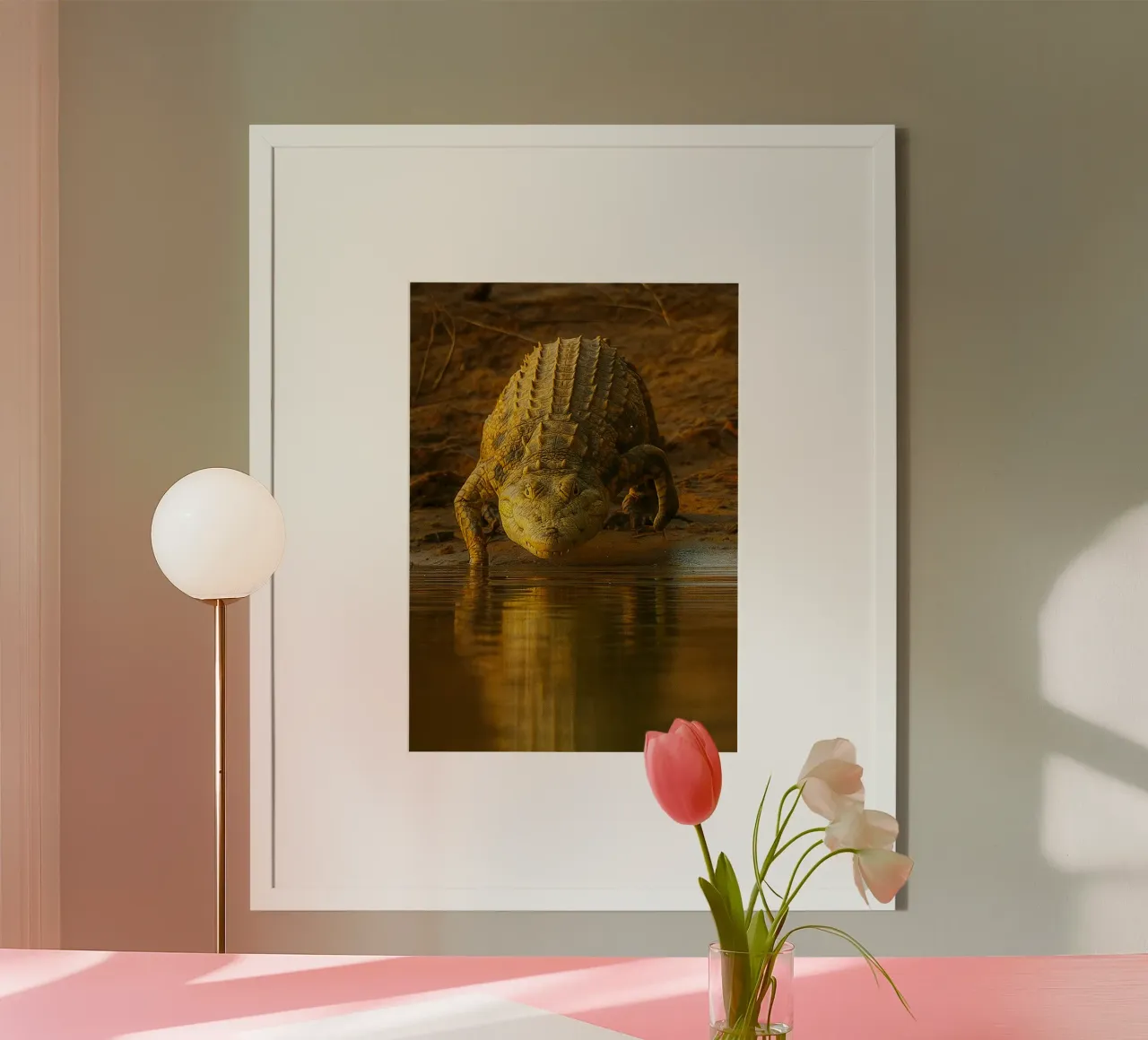coccodrillo che cammina verso il fiume fotografia animale poster con telaio in legno da raflessia