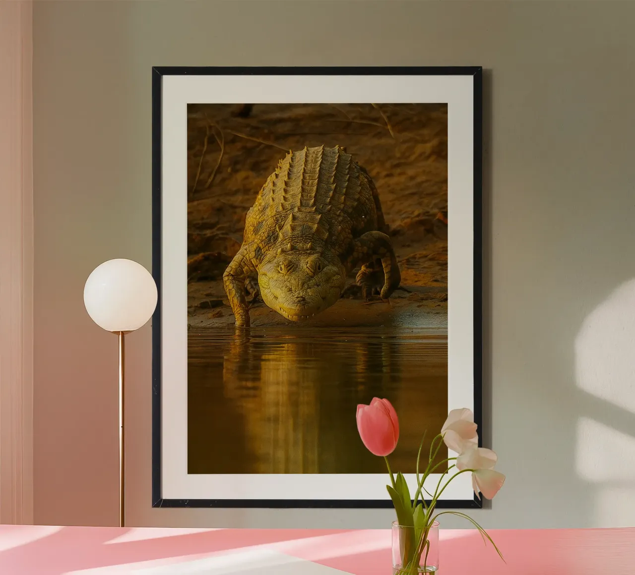 coccodrillo che cammina verso il fiume fotografia animale poster con telaio in legno da raflessia