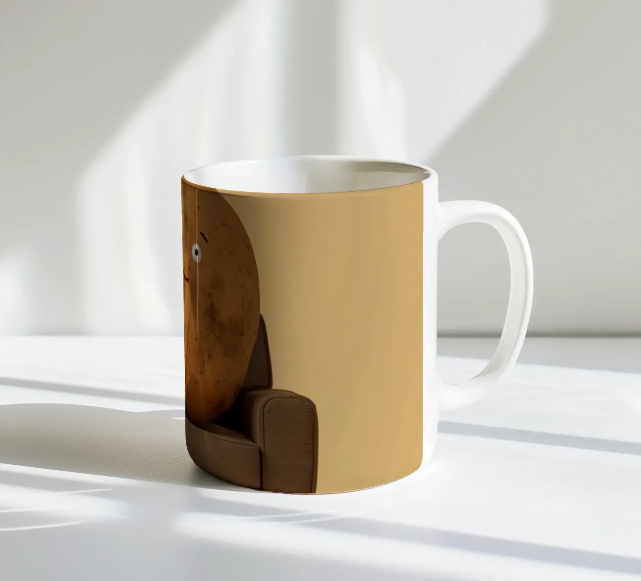 Potato Lounging on a Couch With Chips Around tazza in ceramica da DesignDoodle