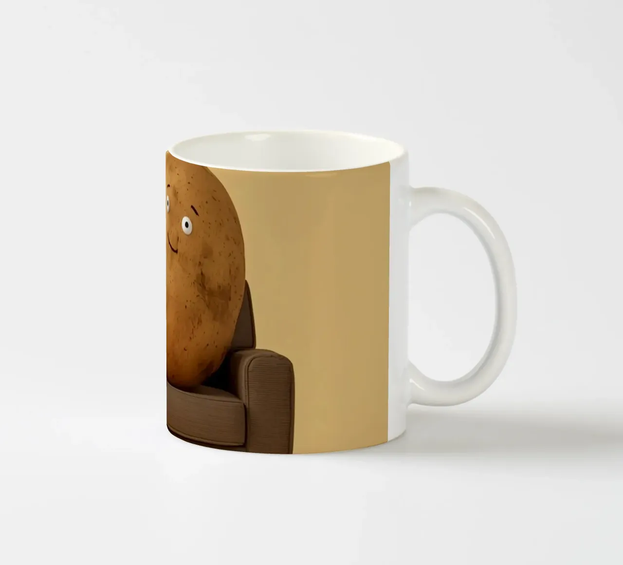 Potato Lounging on a Couch With Chips Around tazza in ceramica da DesignDoodle