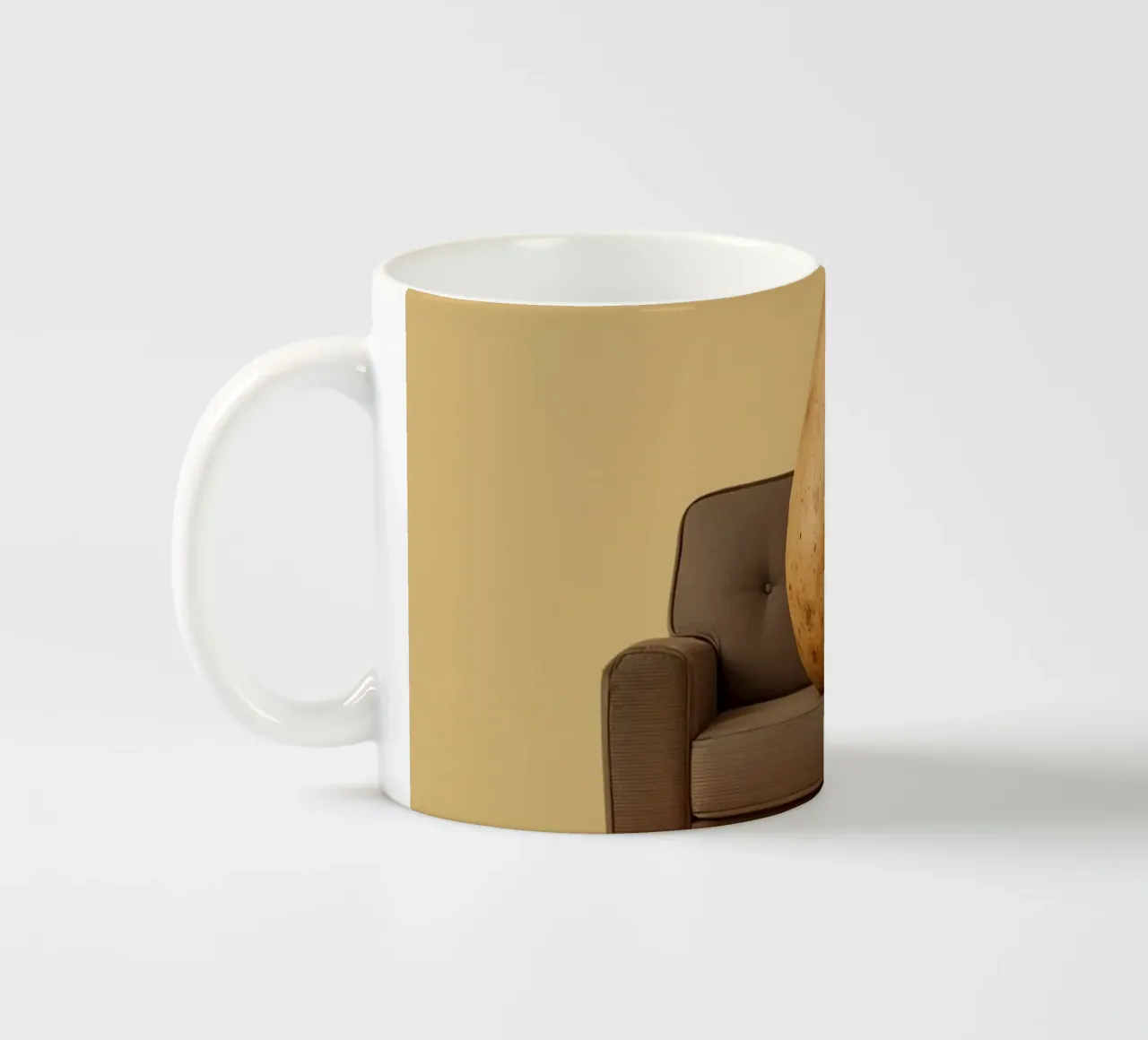 Potato Lounging on a Couch With Chips Around tazza in ceramica da DesignDoodle
