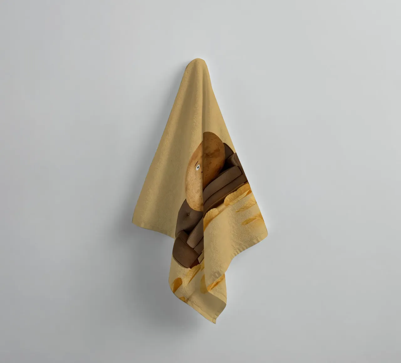 Potato Lounging on a Couch With Chips Around asciugamano da bagno da DesignDoodle
