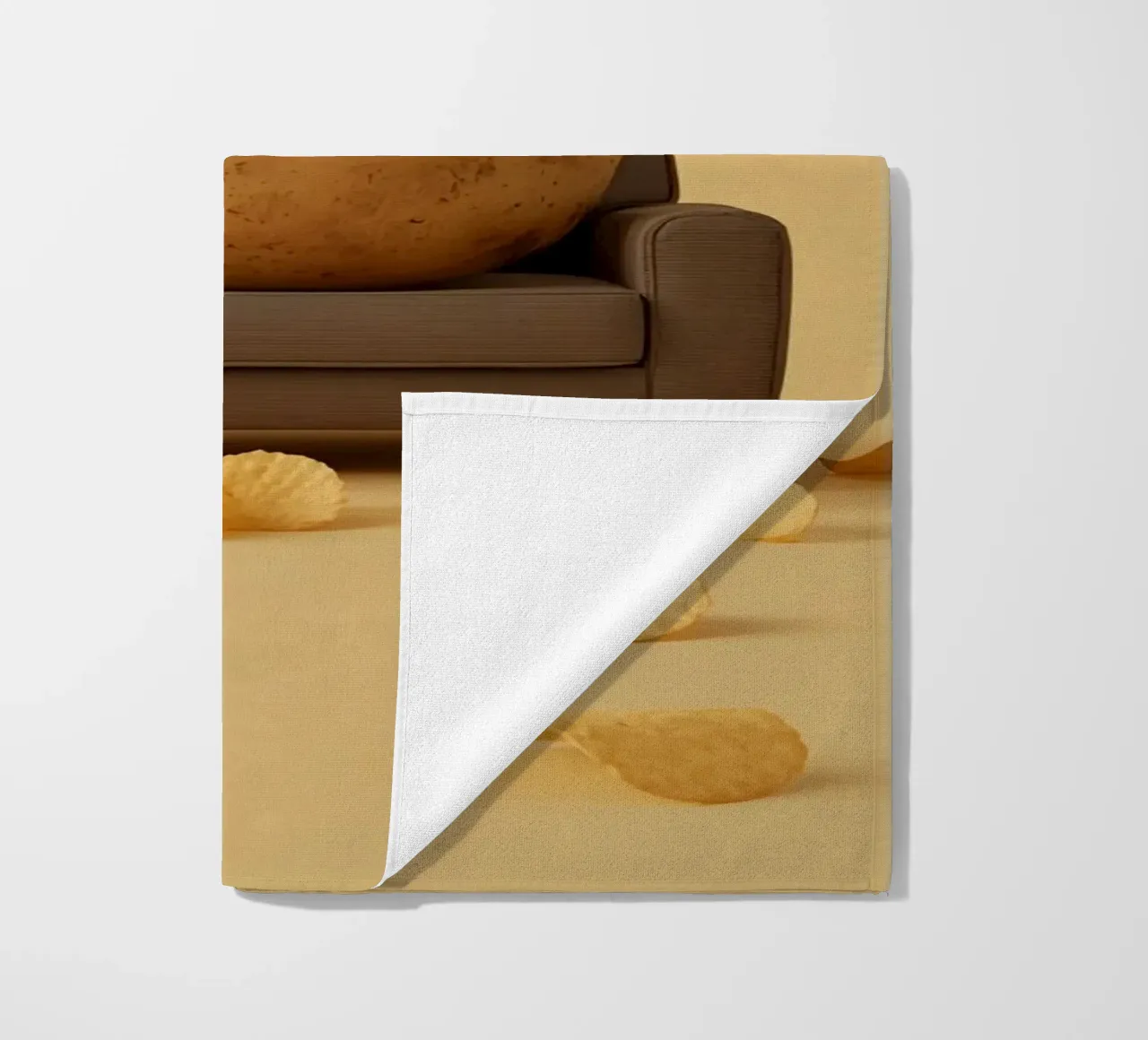 Potato Lounging on a Couch With Chips Around telo mare da DesignDoodle