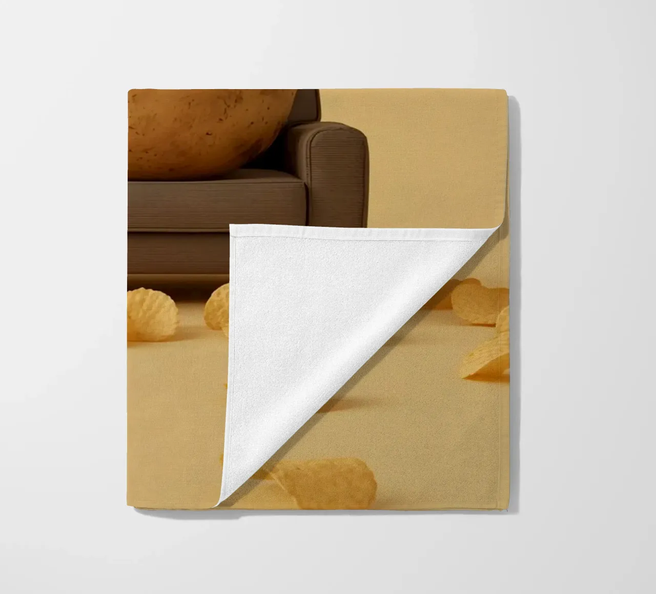 Potato Lounging on a Couch With Chips Around telo mare da DesignDoodle