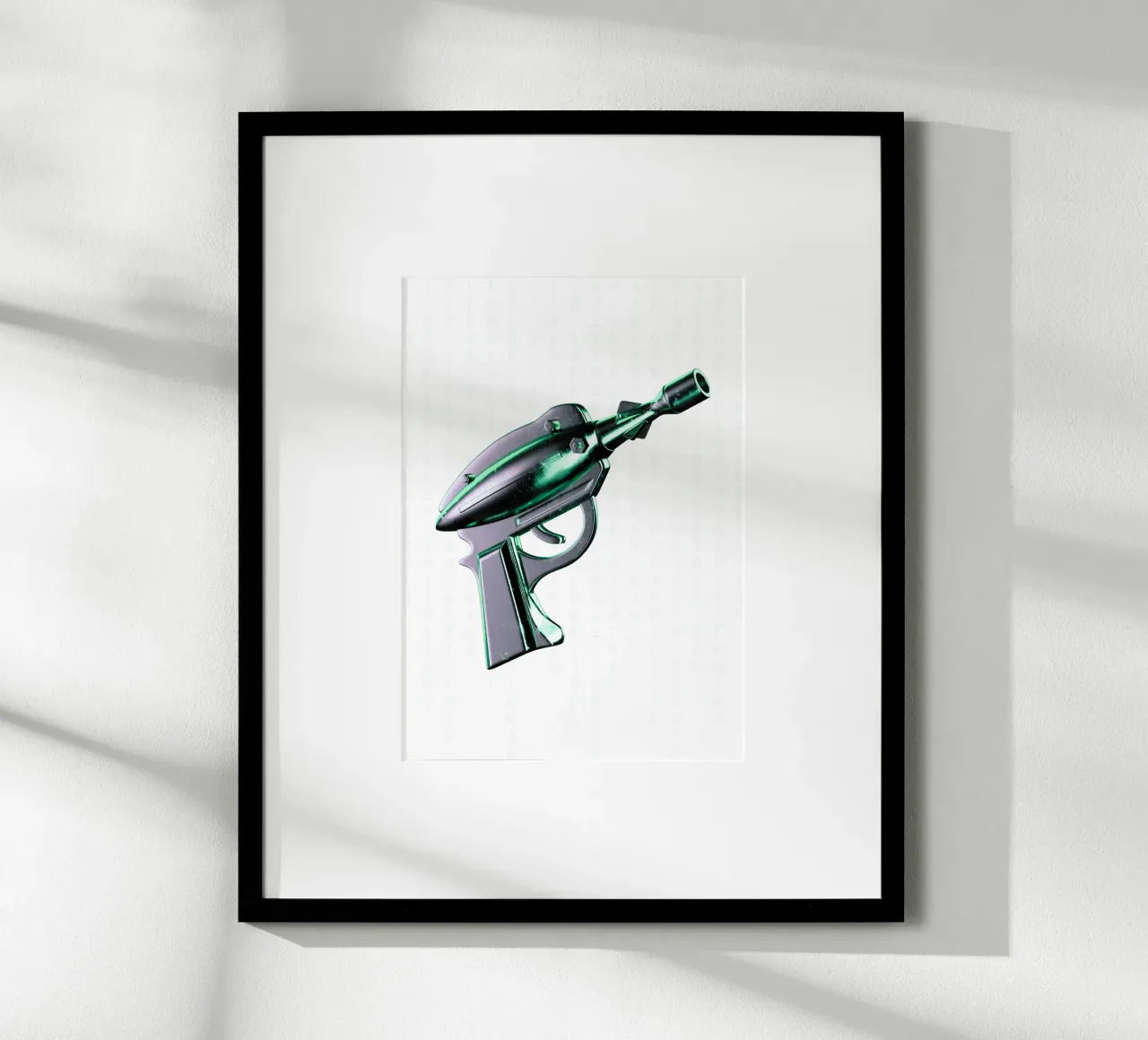Pistola cromata futuristica e sfondo a matrice poster con telaio in legno da morphinaeblue