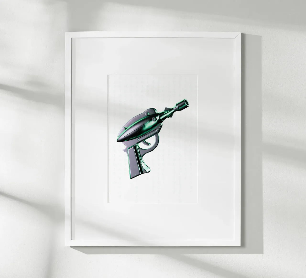 Pistola cromata futuristica e sfondo a matrice poster con telaio in legno da morphinaeblue
