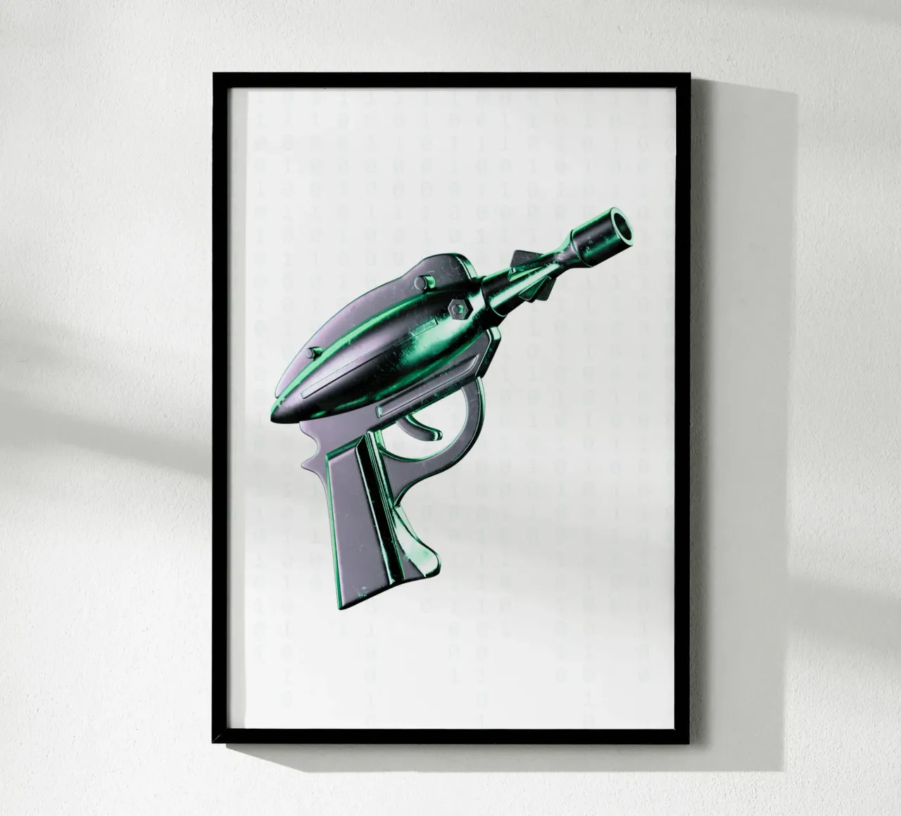 Pistola cromata futuristica e sfondo a matrice poster con telaio in legno da morphinaeblue
