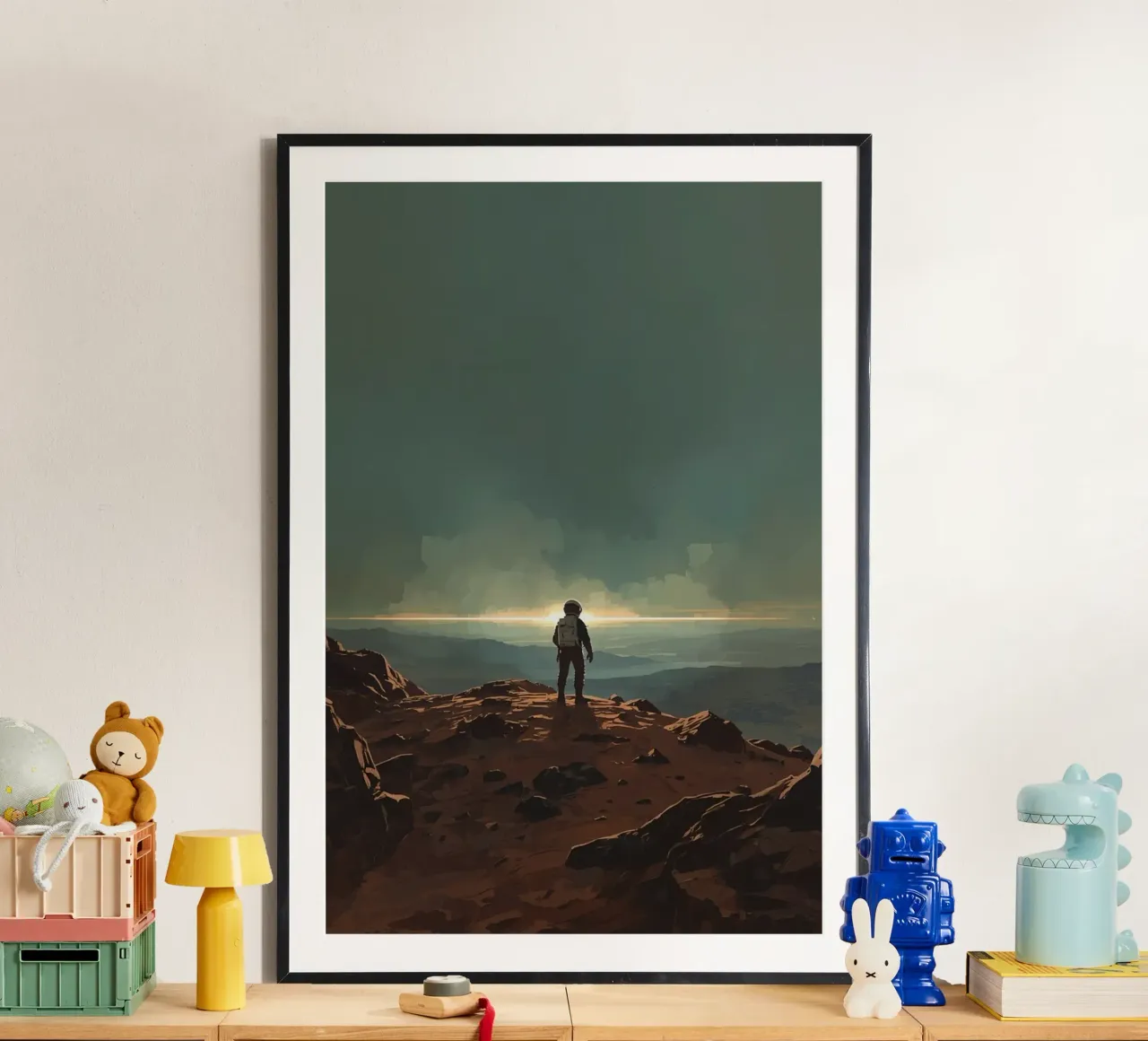 Astronauta su un terreno roccioso che guarda l'orizzonte poster con telaio in plastica da DesignDoodle