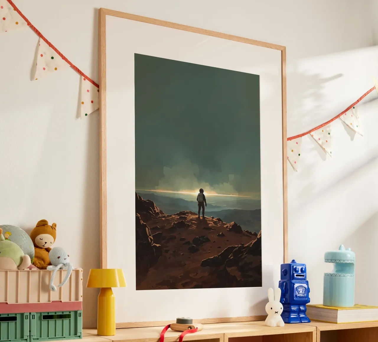 Astronauta su un terreno roccioso che guarda l'orizzonte poster con telaio in plastica da DesignDoodle