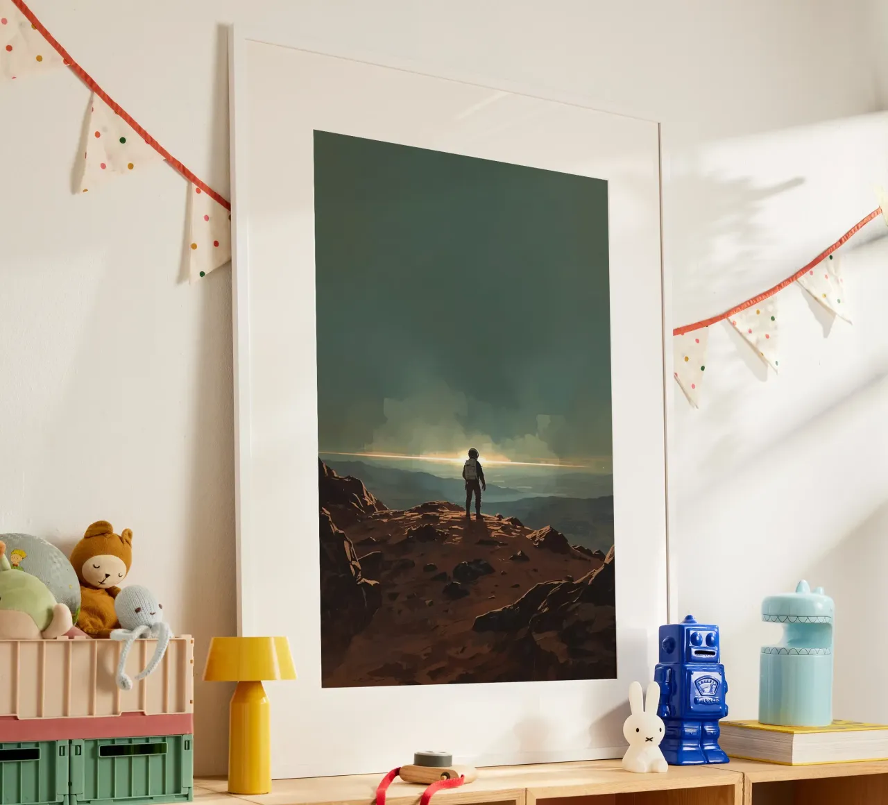 Astronauta su un terreno roccioso che guarda l'orizzonte poster con telaio in plastica da DesignDoodle
