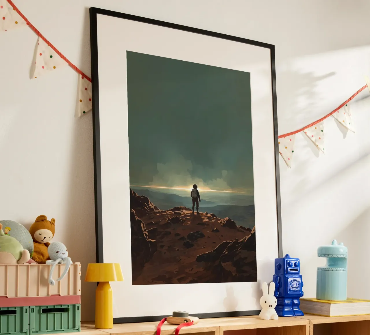 Astronauta su un terreno roccioso che guarda l'orizzonte poster con telaio in plastica da DesignDoodle