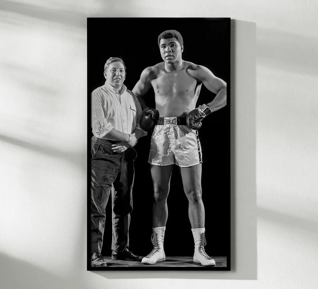 Der junge Neil Leifer und Muhammad Ali Poster mit Holzrahmen von tobyrmattie