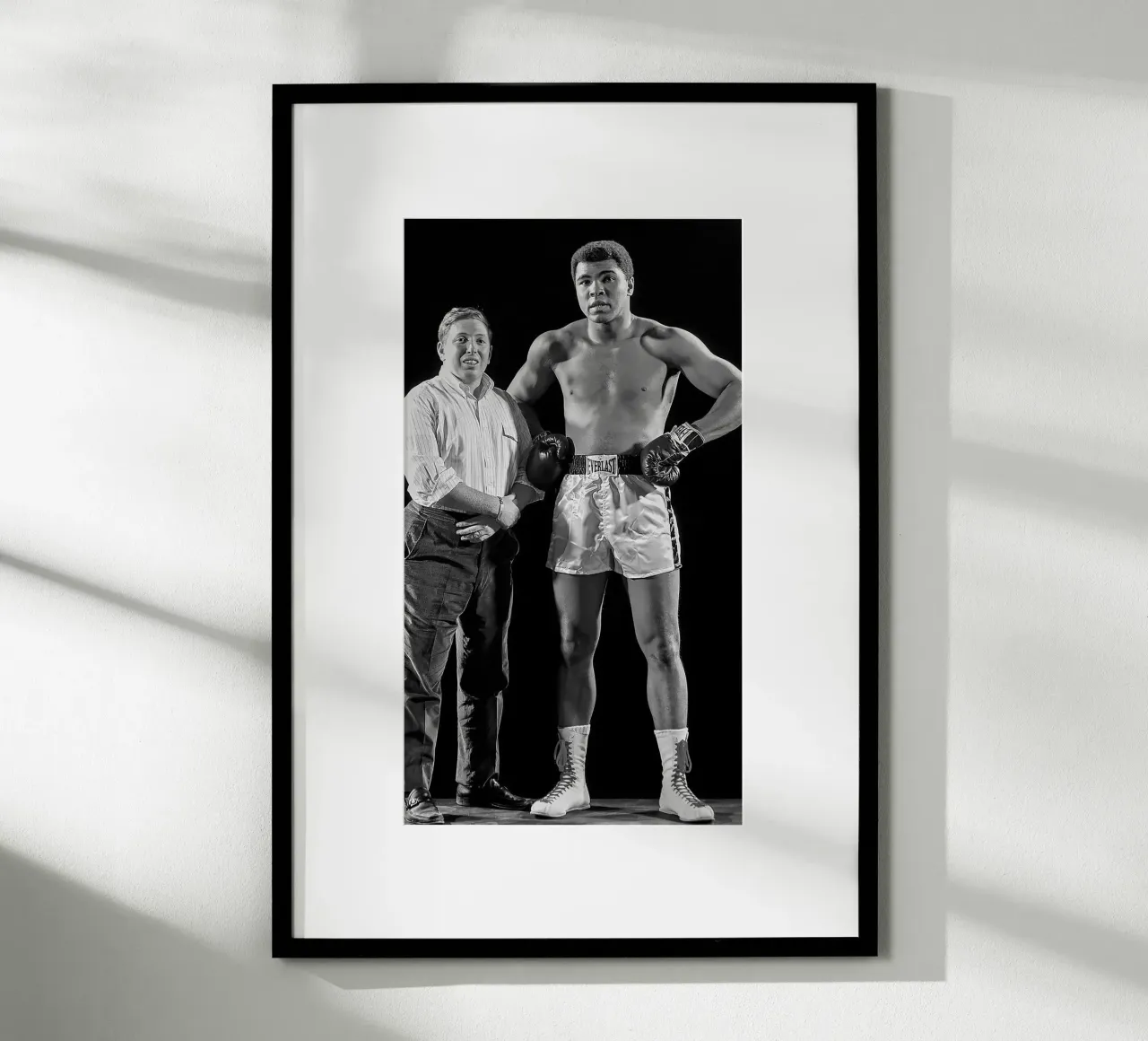Der junge Neil Leifer und Muhammad Ali Poster mit Holzrahmen von tobyrmattie