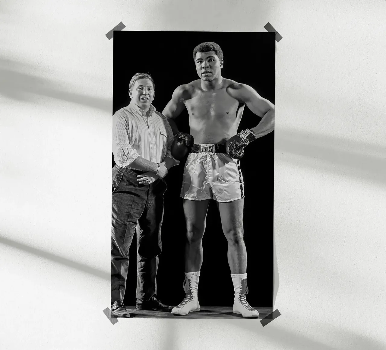 Der junge Neil Leifer und Muhammad Ali Poster mit Holzrahmen von tobyrmattie
