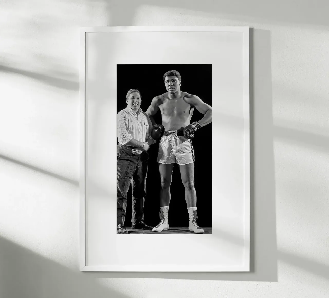 Der junge Neil Leifer und Muhammad Ali Poster mit Holzrahmen von tobyrmattie
