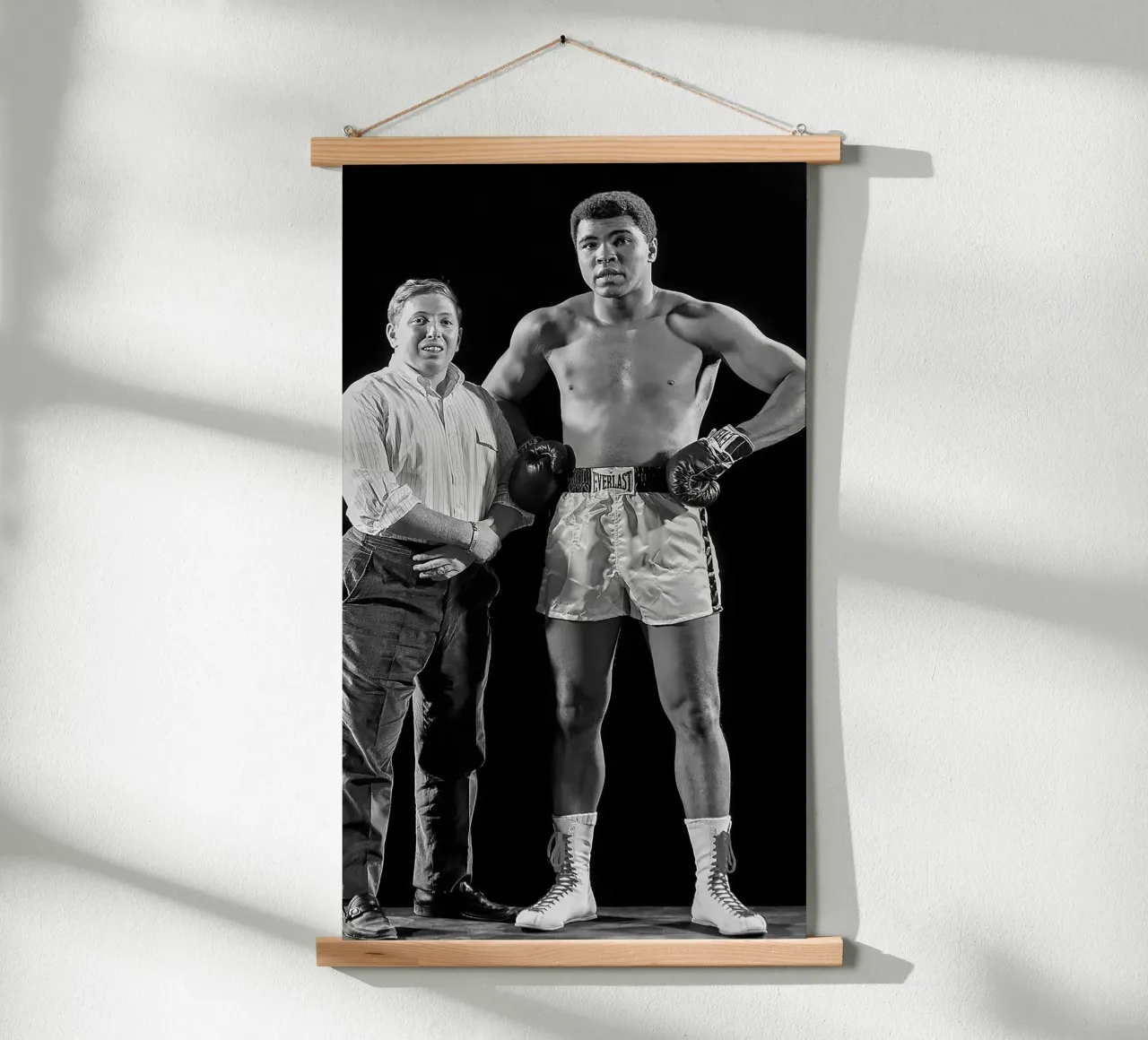 Der junge Neil Leifer und Muhammad Ali Poster mit Holzrahmen von tobyrmattie