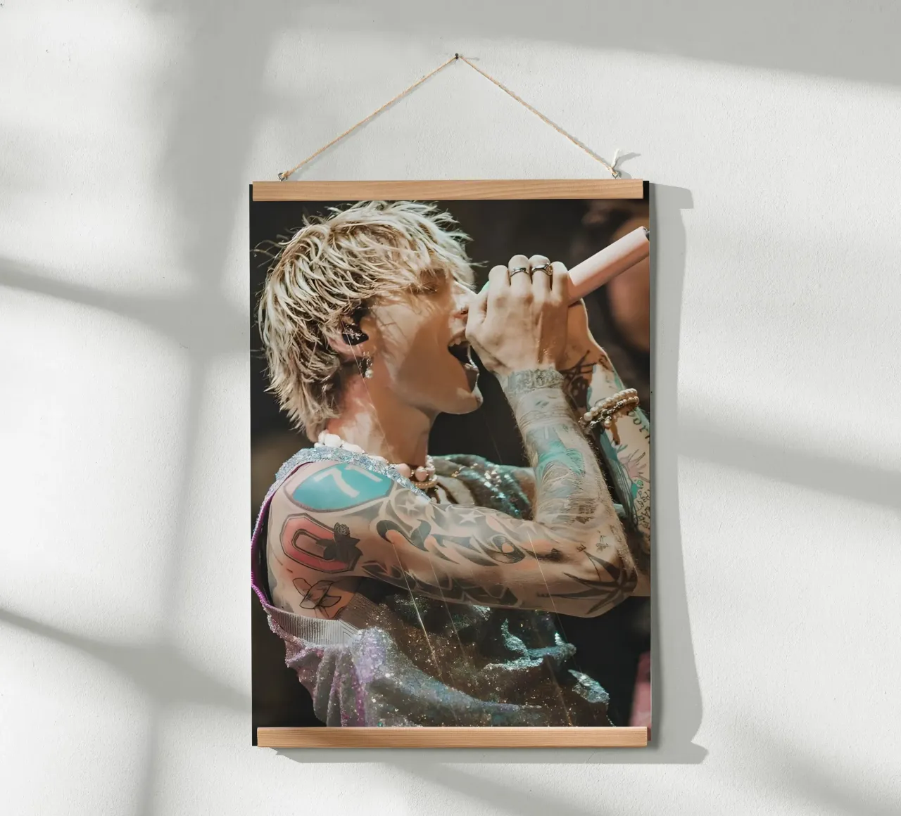 Machine Gun Kelly poster con telaio in alluminio da Low poly art