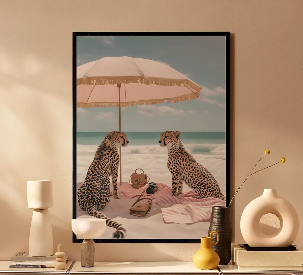 Appuntamento in spiaggia Chic Cheetahs | Scena costiera pastello poster con telaio in alluminio da dawnthesea