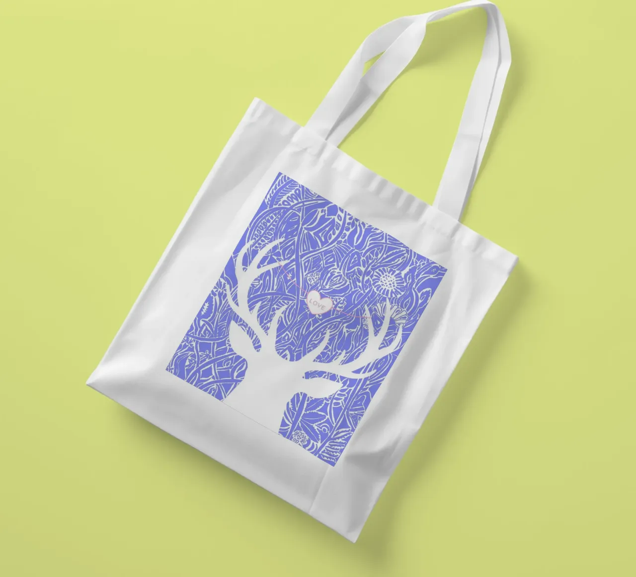Amore - Cervo bianco davanti a viticci di fiori borsa in juta da PaperLine Art