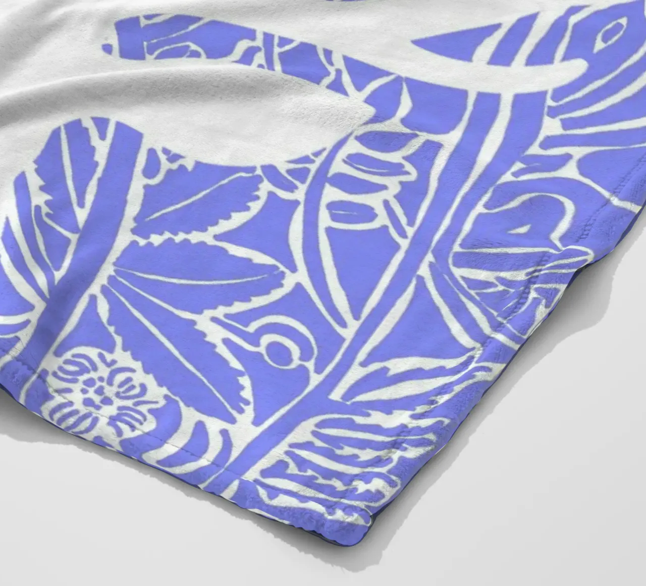 Amore - Cervo bianco davanti a viticci di fiori coperta in pile da PaperLine Art