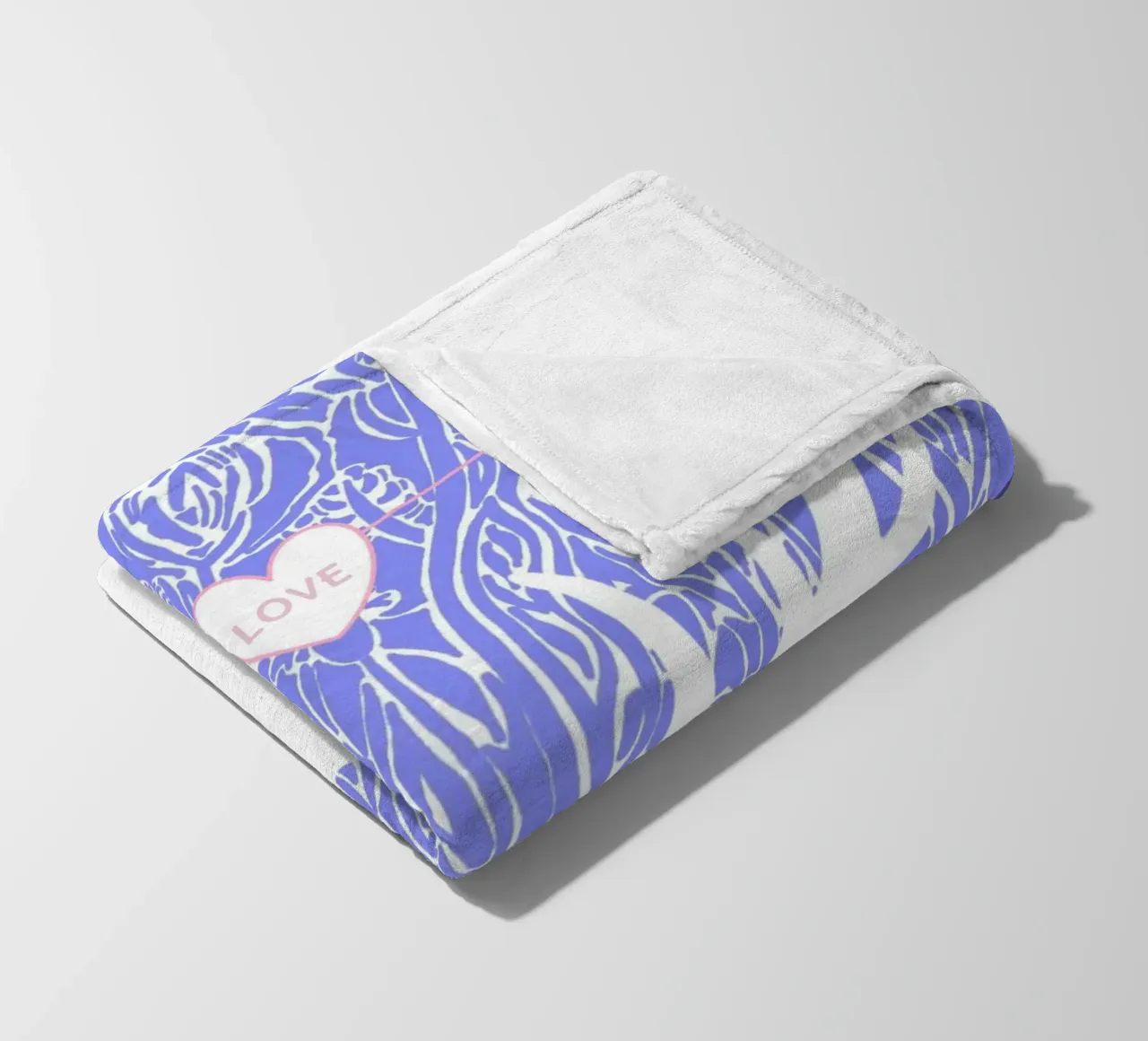 Amore - Cervo bianco davanti a viticci di fiori coperta in pile da PaperLine Art